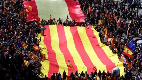 Miles de personas en una manifestación que Societat Civil Catalana (SCC)