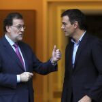 El presidente del Gobierno, Mariano Rajoy (i), y el secretario general del PSOE, Pedro Sánchez (d), se han reunido hoy en el Palacio de la Moncloa