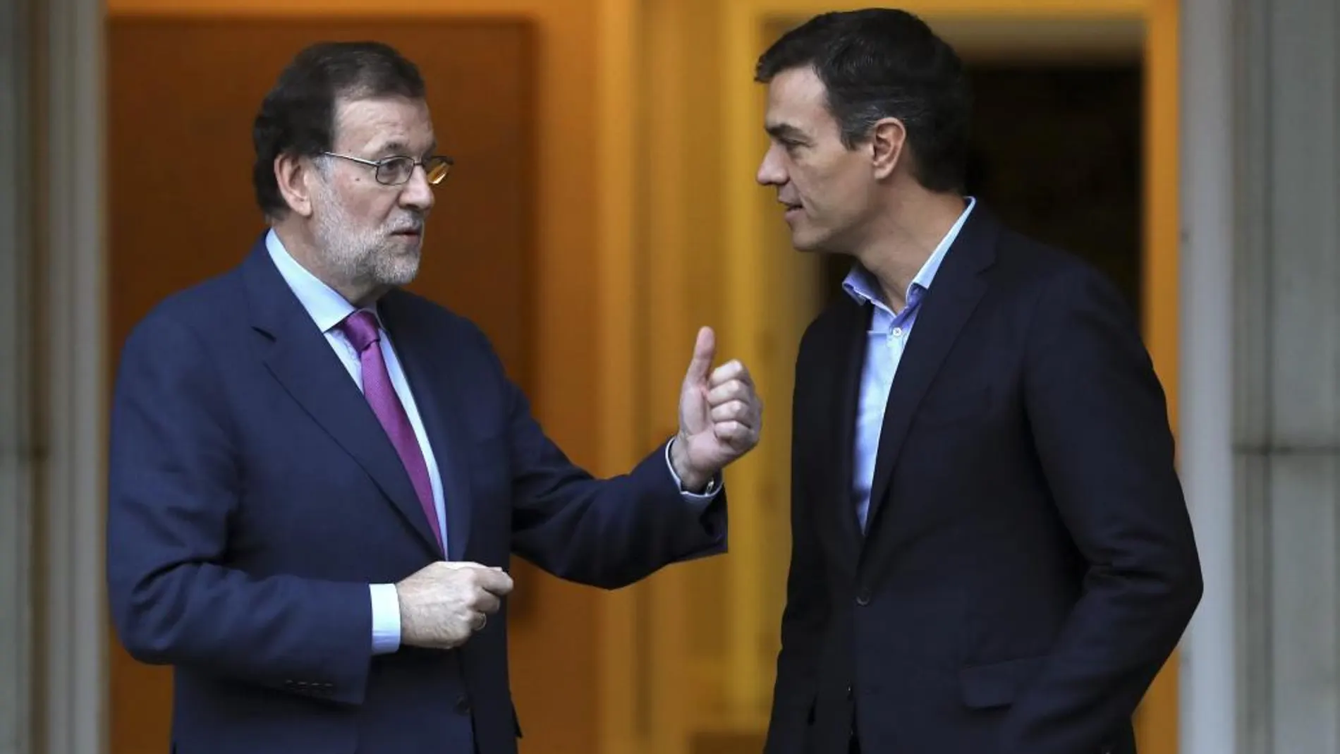 El presidente del Gobierno, Mariano Rajoy (i), y el secretario general del PSOE, Pedro Sánchez (d), se han reunido hoy en el Palacio de la Moncloa