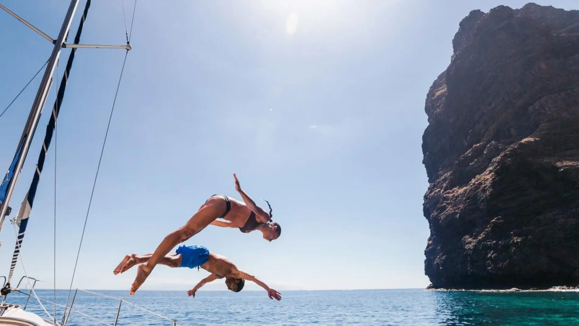 Las buenas temperaturas de las Islas Canarias garantizan al viajero la oportunidad de empezar el año en el mar