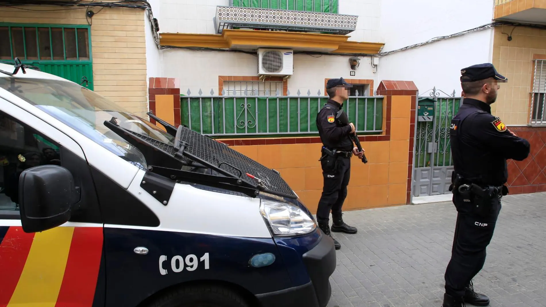 Agentes de la Policía Nacional registras la casa en Sevilla del detenido en Marruecos. (Foto: Manuel Olmedo)