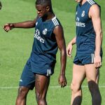 Vinicius y Bale, ayer en Valdebebas. El galés está listo para volver a ser titular y convertirse en el goleador del Madrid. El brasileño gozará de más confianza / Efe