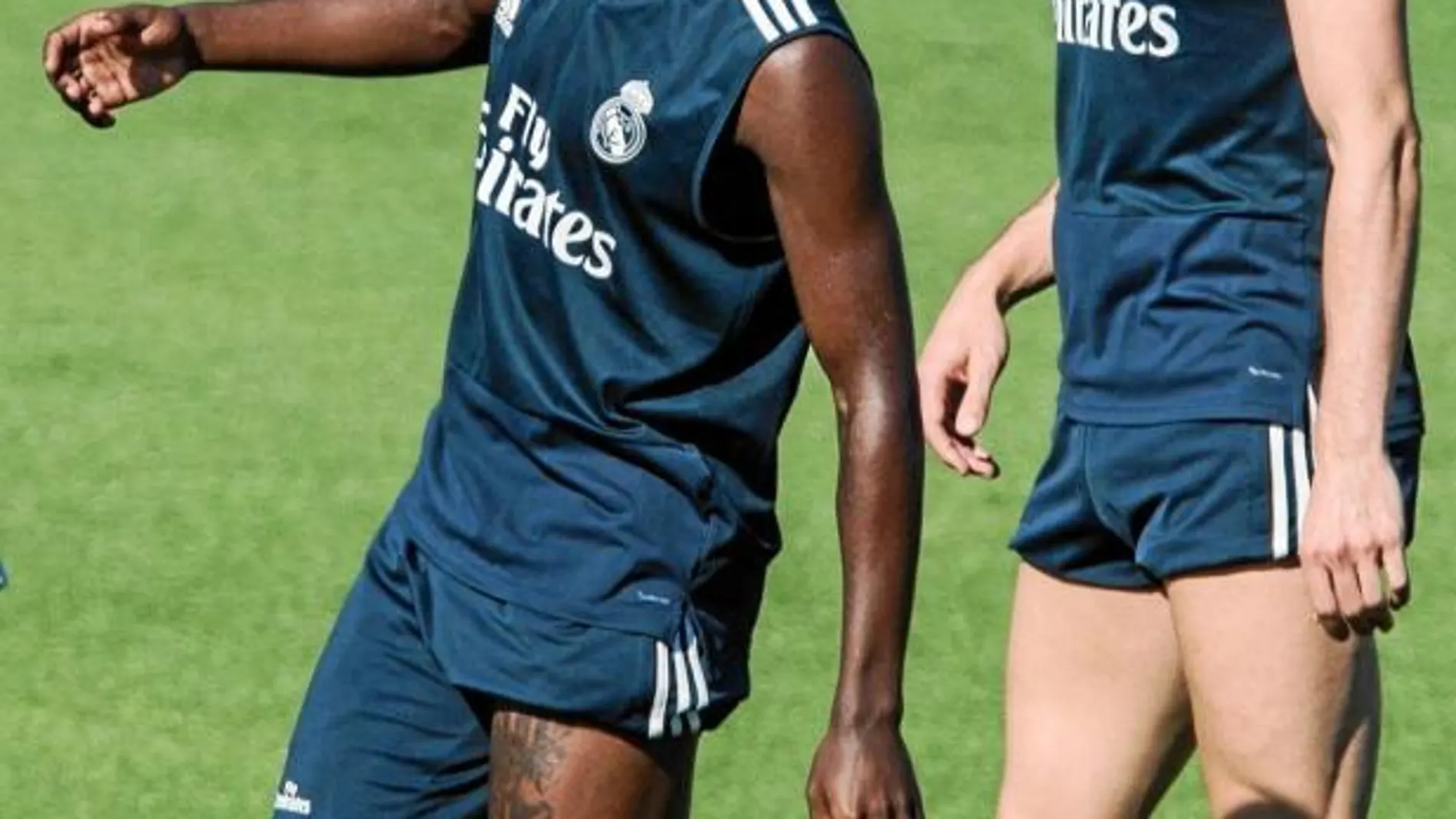Vinicius y Bale, ayer en Valdebebas. El galés está listo para volver a ser titular y convertirse en el goleador del Madrid. El brasileño gozará de más confianza / Efe
