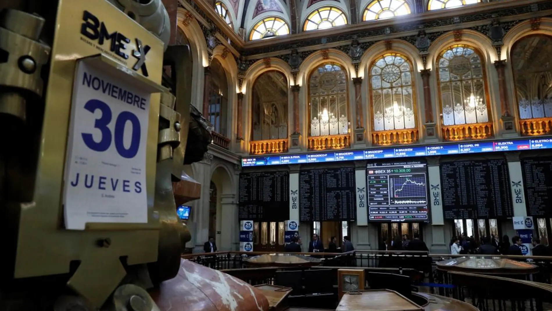 Vista general de un panel de la Bolsa que muestra el desarrollo del IBEX 35, principal indicador de la Bolsa española
