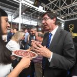 El candidato de Cs a la presidencia de la Junta, Juan Marín, ayer, durante su visita a la Feria del Jamón Ibérico de bellota de Los Pedroches / Efe