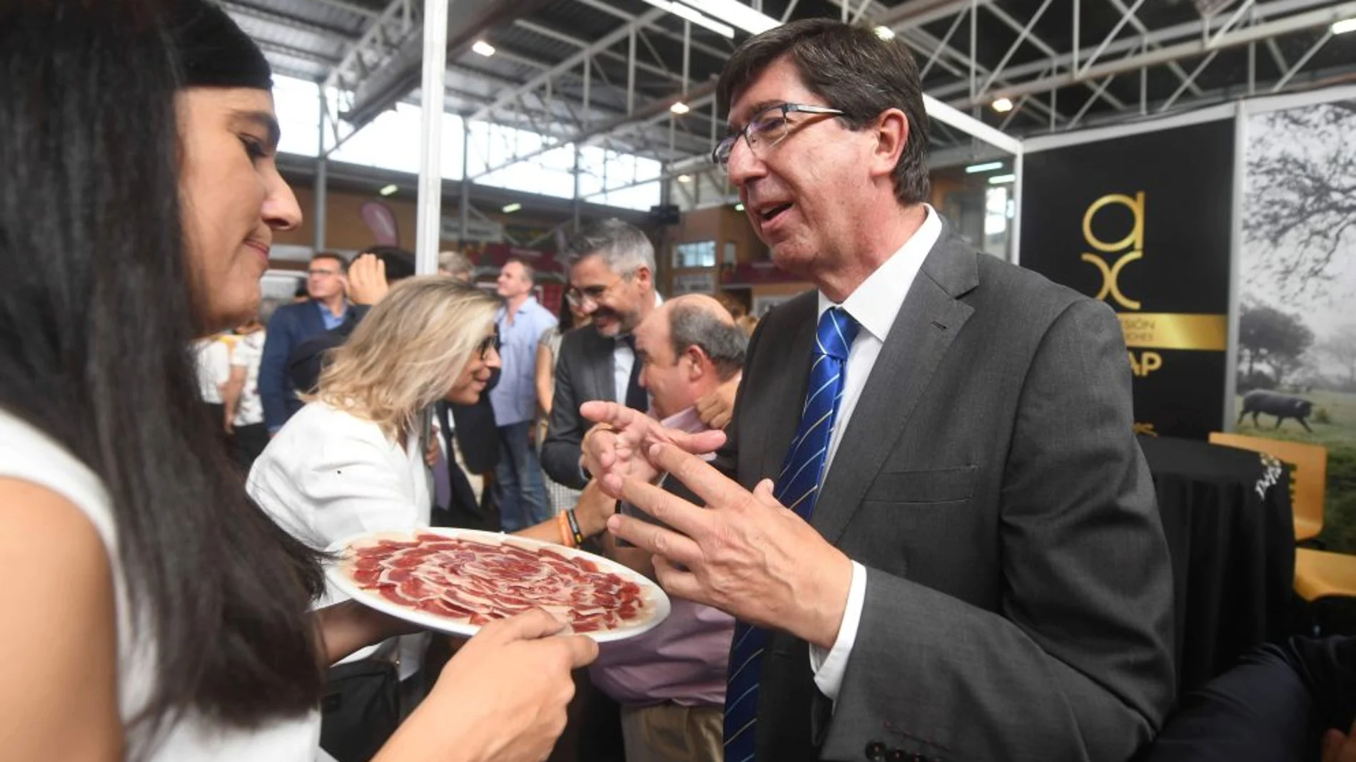 El candidato de Cs a la presidencia de la Junta, Juan Marín, ayer, durante su visita a la Feria del Jamón Ibérico de bellota de Los Pedroches / Efe