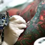 Quienes se tatúan se exponen también a la posibilidad, aunque no frecuente, de poder generar una intolerancia a los pigmentos, especialmente al rojo