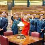 La presidenta del Congreso, Ana Pastor, recibió ayer a mujeres guardias civiles a las que mostrós los restos de los disparos del golpe de 1981