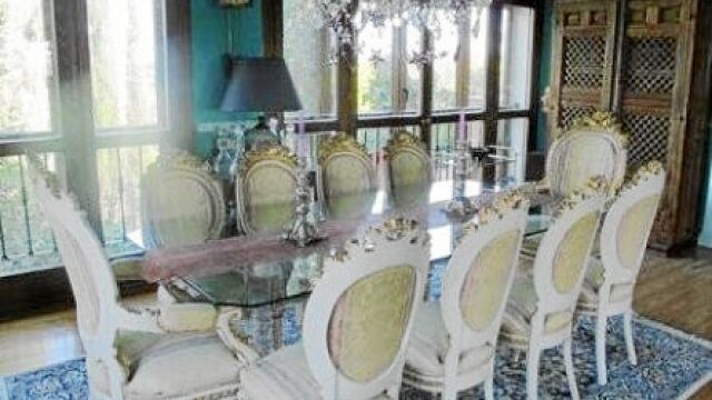 Comedor estilo Luis XV. El precio inicial de este conjunto de ocho sillas y dos butacas de comedor en madera tallada, estilo Luis XV, es de 2.300 euros.