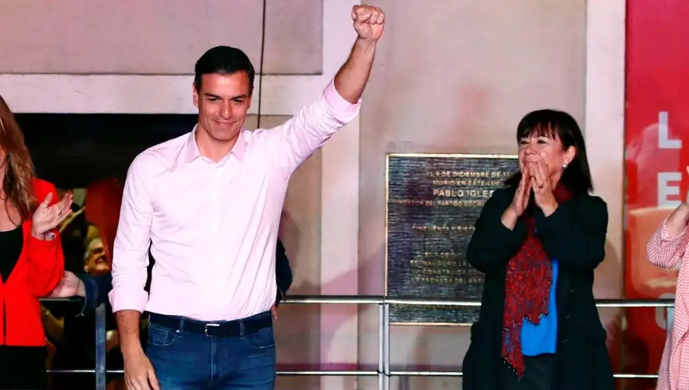 Pedro Sánchez, acompañado por su mujer, María Begoña Gómez, Carmen Calvo (i) y Adriana Lastra, durante la celebración de los resultados electorales en la sede del PSOE. EFE/Javier López