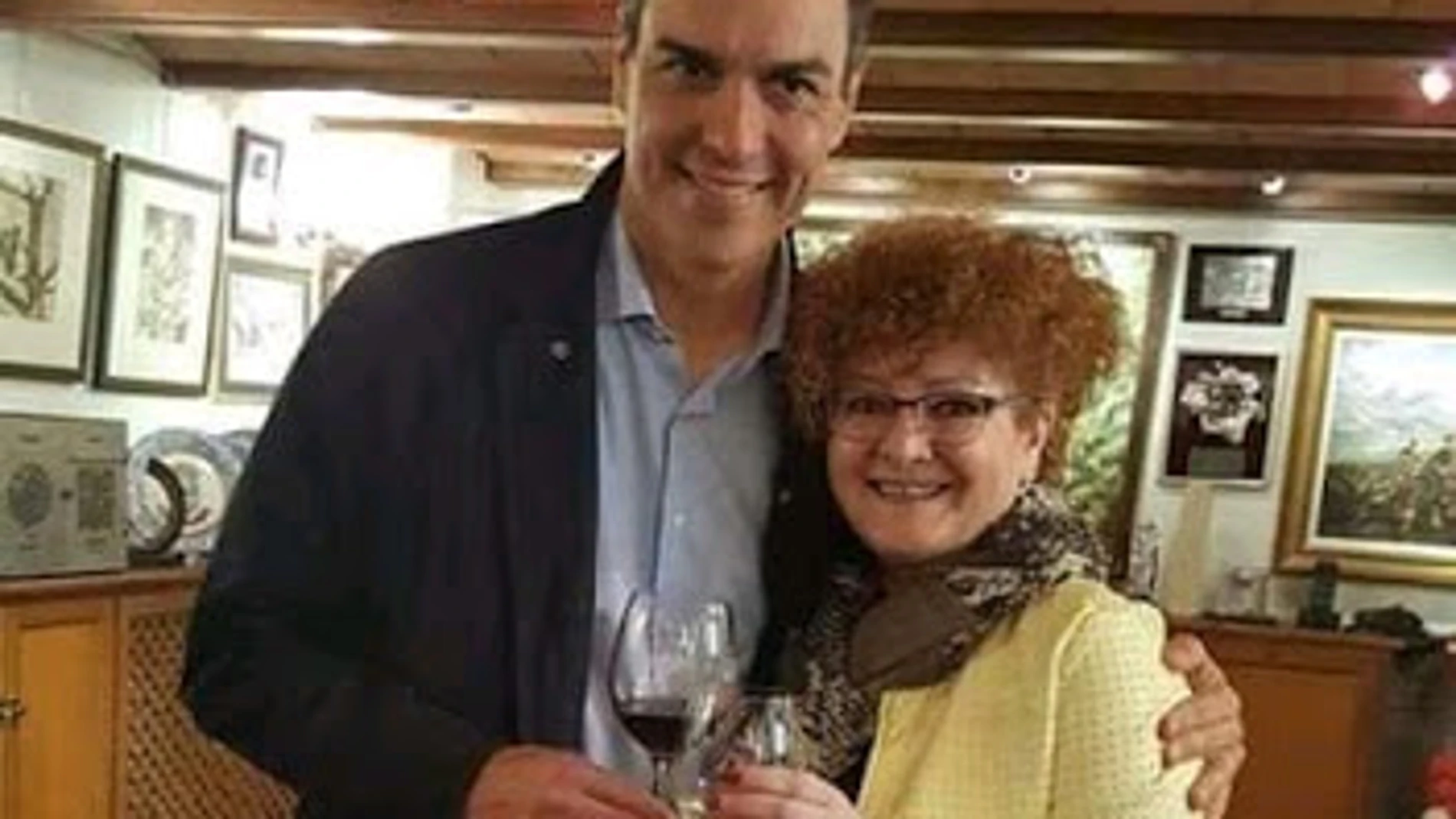 Mari Ly Izco en una imagen con Pedro Sánchez