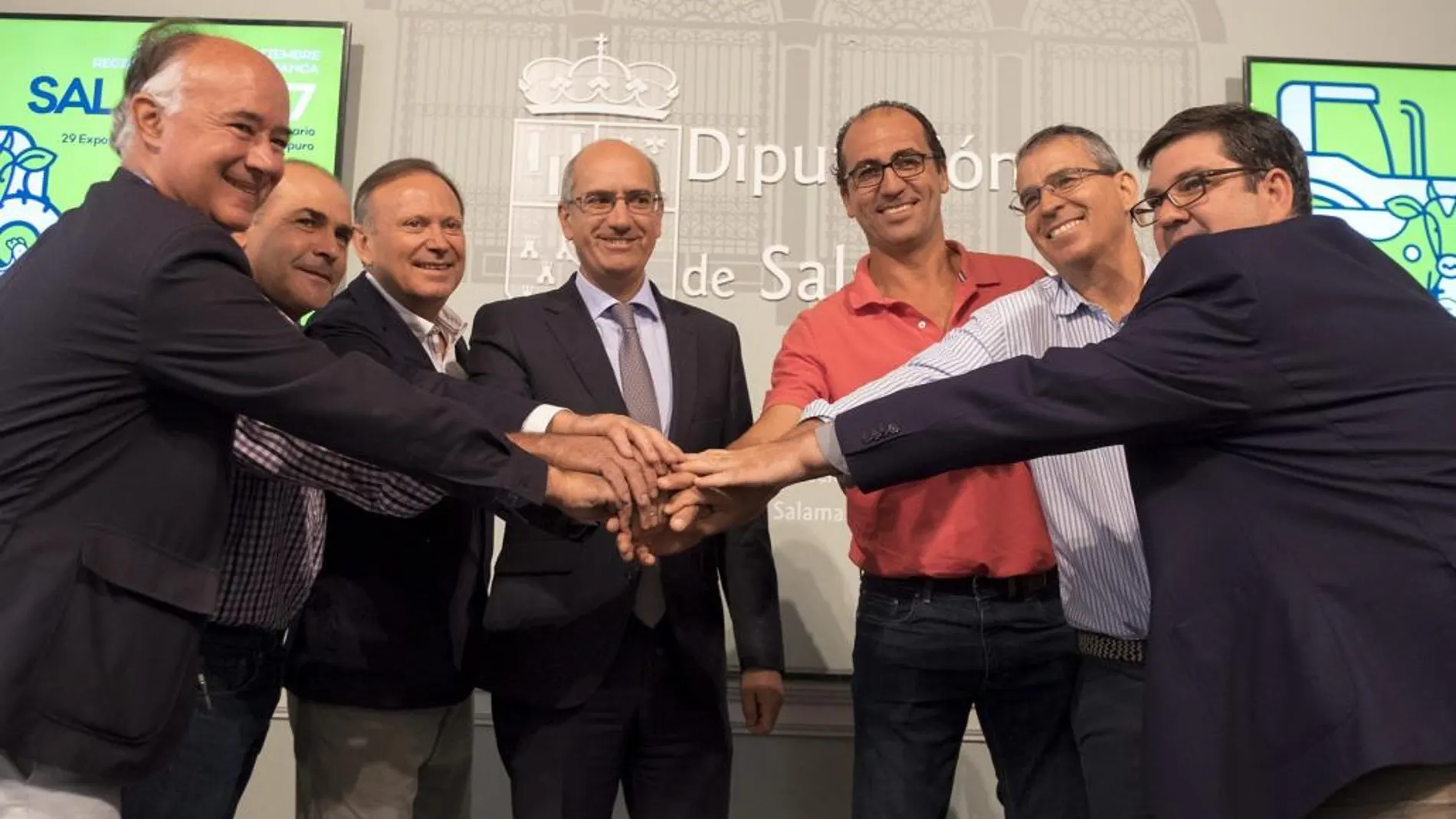 El presidente de la Diputación de Salamanca, Javier Iglesias, presenta la colaboración de las asociaciones ganaderas participantes en la Exposición de Ganado Puro, dentro de Salamaq 2017
