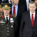 El Gobierno turco cesa a cinco generales y 29 coroneles