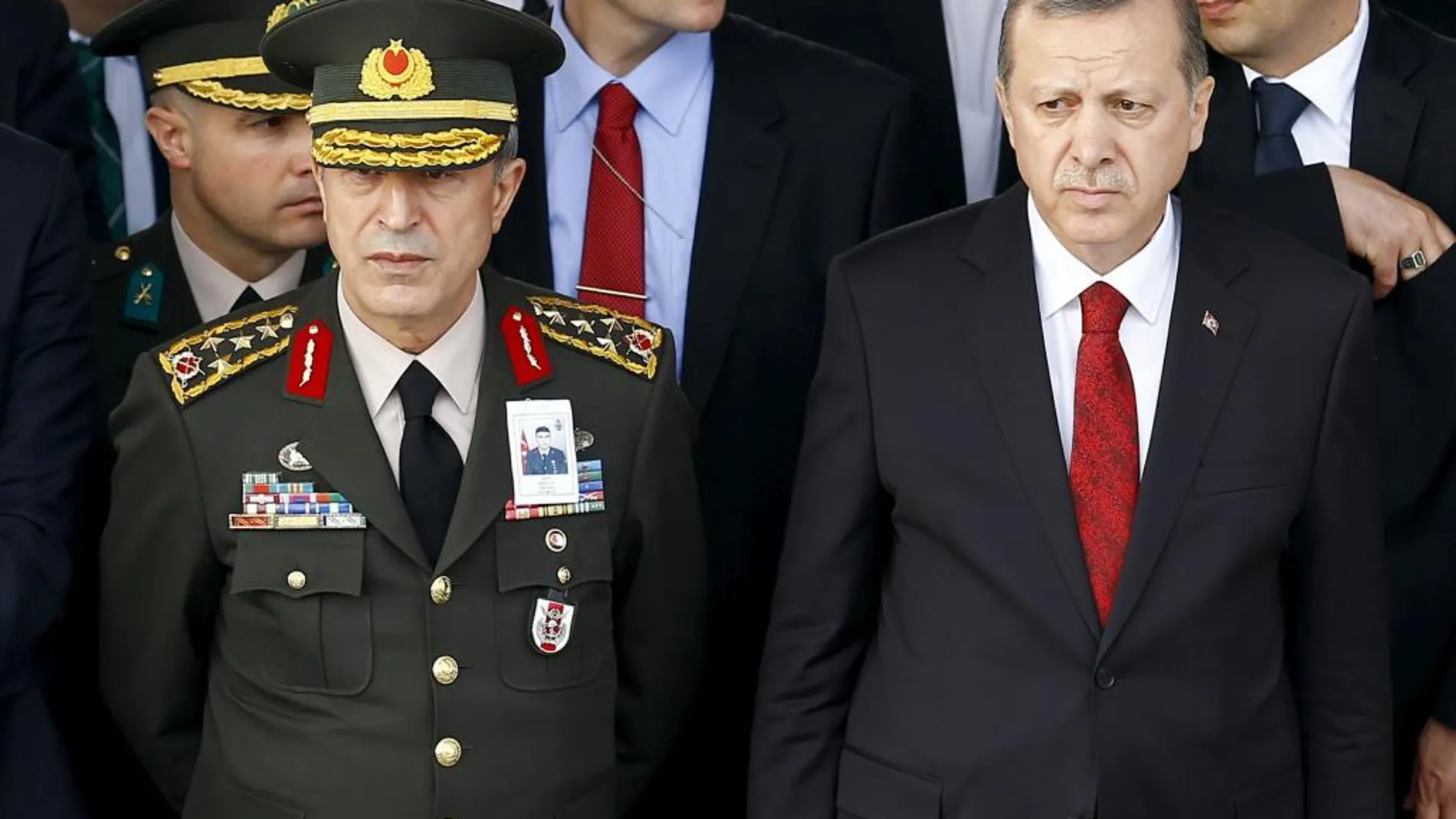 El Gobierno turco cesa a cinco generales y 29 coroneles