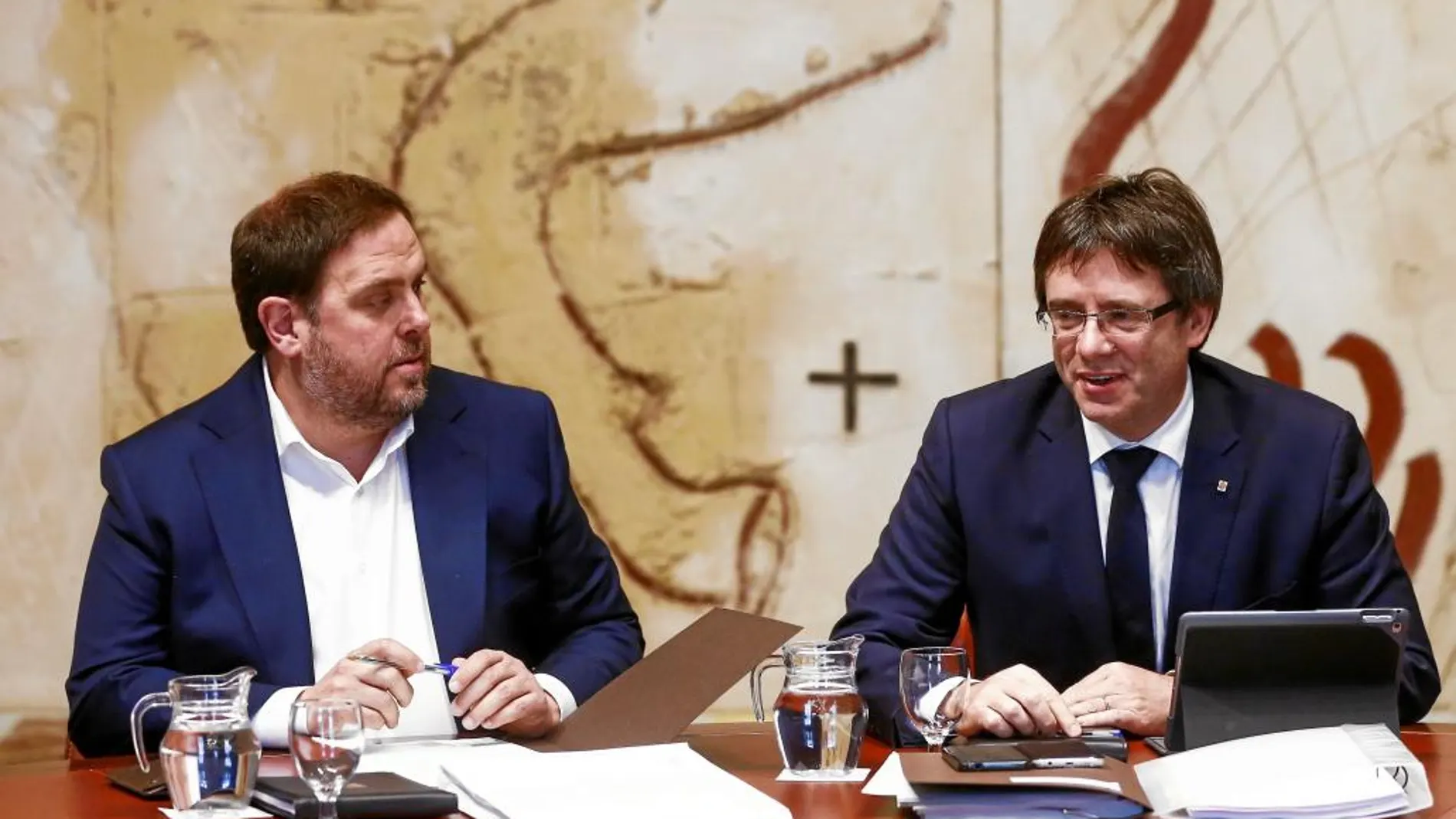 Junqueras y Puigdemont, ayer, durante la reunión semanal del gobierno catalán en el Palau de la Generalitat