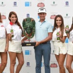 Ben Polland, con el título en Guatemala