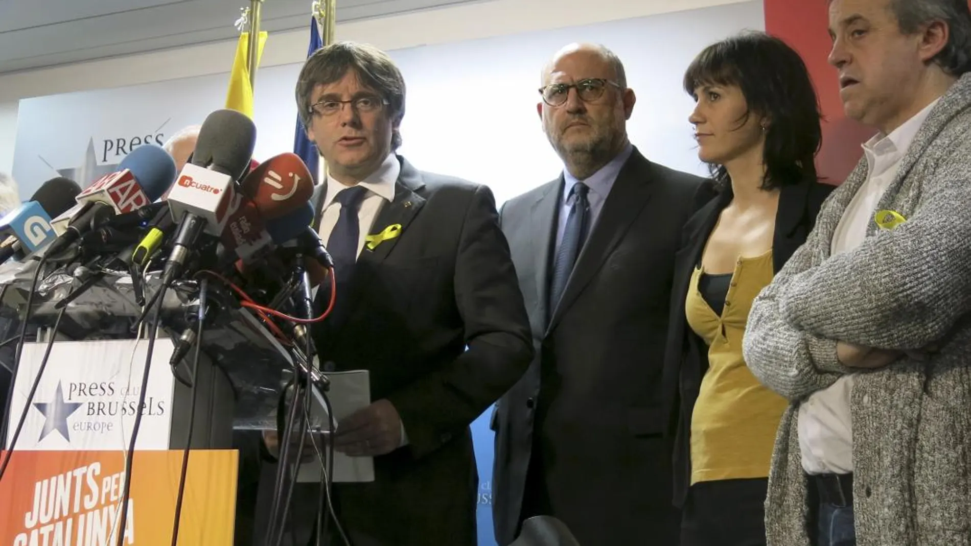 Carles Puigdemont, acompañado por miembros de su candidatura, durante la rueda de prensa en Bruselas en Bélgica