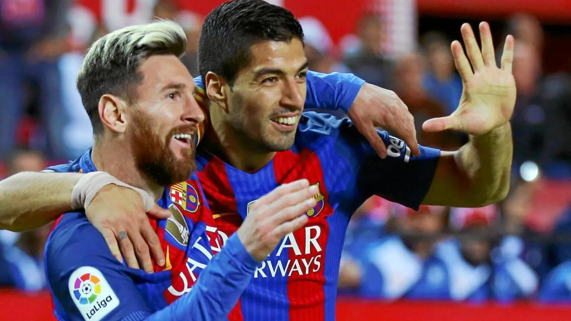 Messi y Suárez celebran uno de los goles del Barcelona
