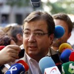 El presidente de Extremadura, Guillermo Fernández Vara, atiende a los periodistas