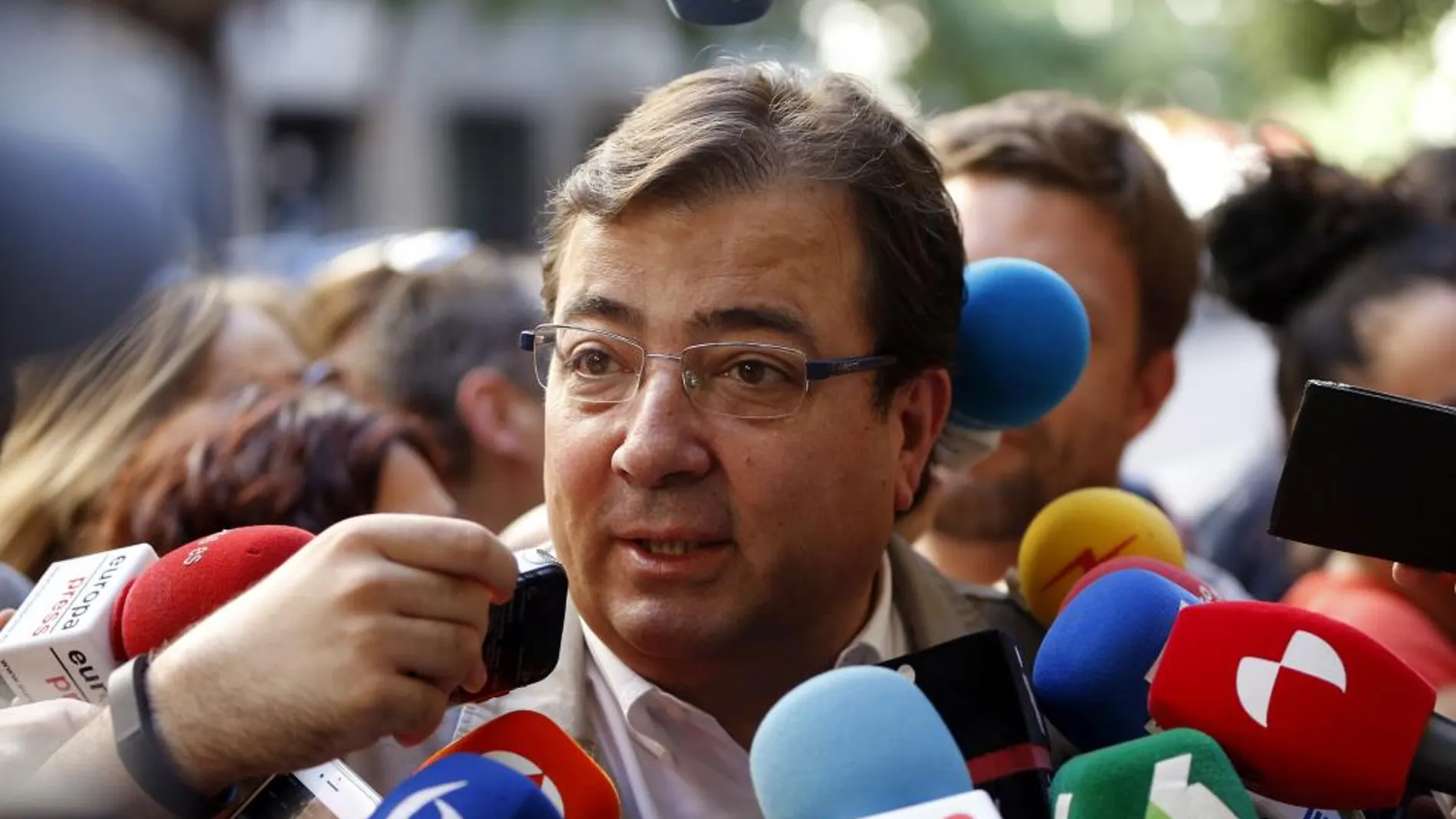 El presidente de Extremadura, Guillermo Fernández Vara, atiende a los periodistas
