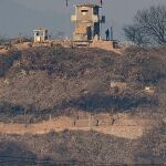 Un soldado norcoreano permanece en guardia en un puesto de control al otro lado en la frontera entre Corea del Norte y Corea del Sur