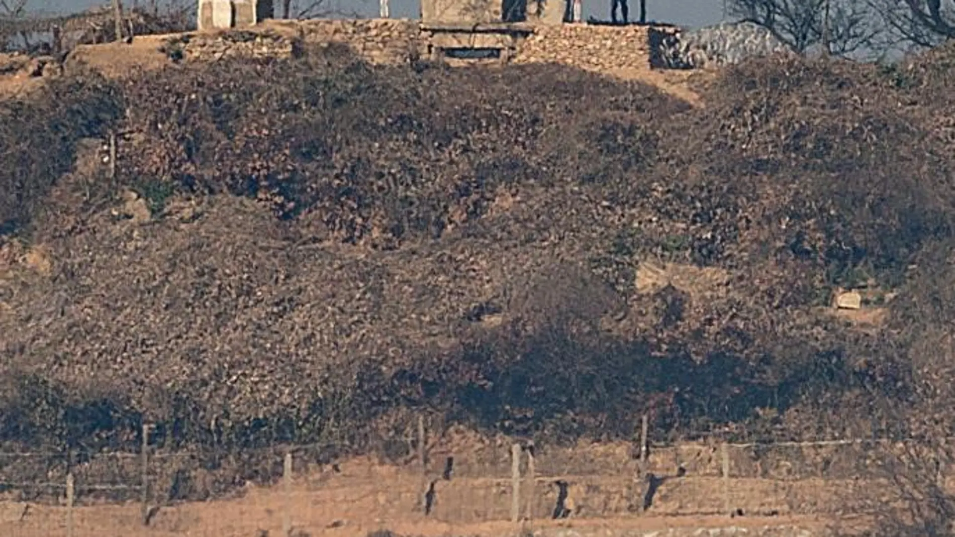 Un soldado norcoreano permanece en guardia en un puesto de control al otro lado en la frontera entre Corea del Norte y Corea del Sur
