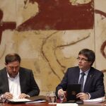 El presidente de la Generalitat, Carles Puigdemont (d), y el vicepresidente del Govern y conseller de Economía, Oriol Junqueras (i), durante la reunión esta mañana del gobierno catalán
