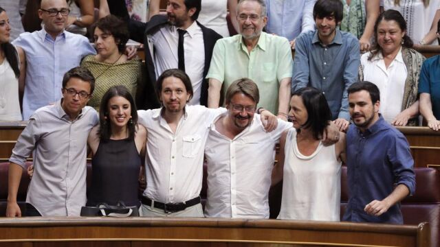 Los diputados de Unidos Podemos al término de la sesión constitutiva de las Cortes Generales de la XII legislatura que tuvo lugar ayer en el Congreso