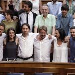 Los diputados de Unidos Podemos al término de la sesión constitutiva de las Cortes Generales de la XII legislatura que tuvo lugar ayer en el Congreso