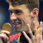Michael Phelps celebra su oro en 200 metros