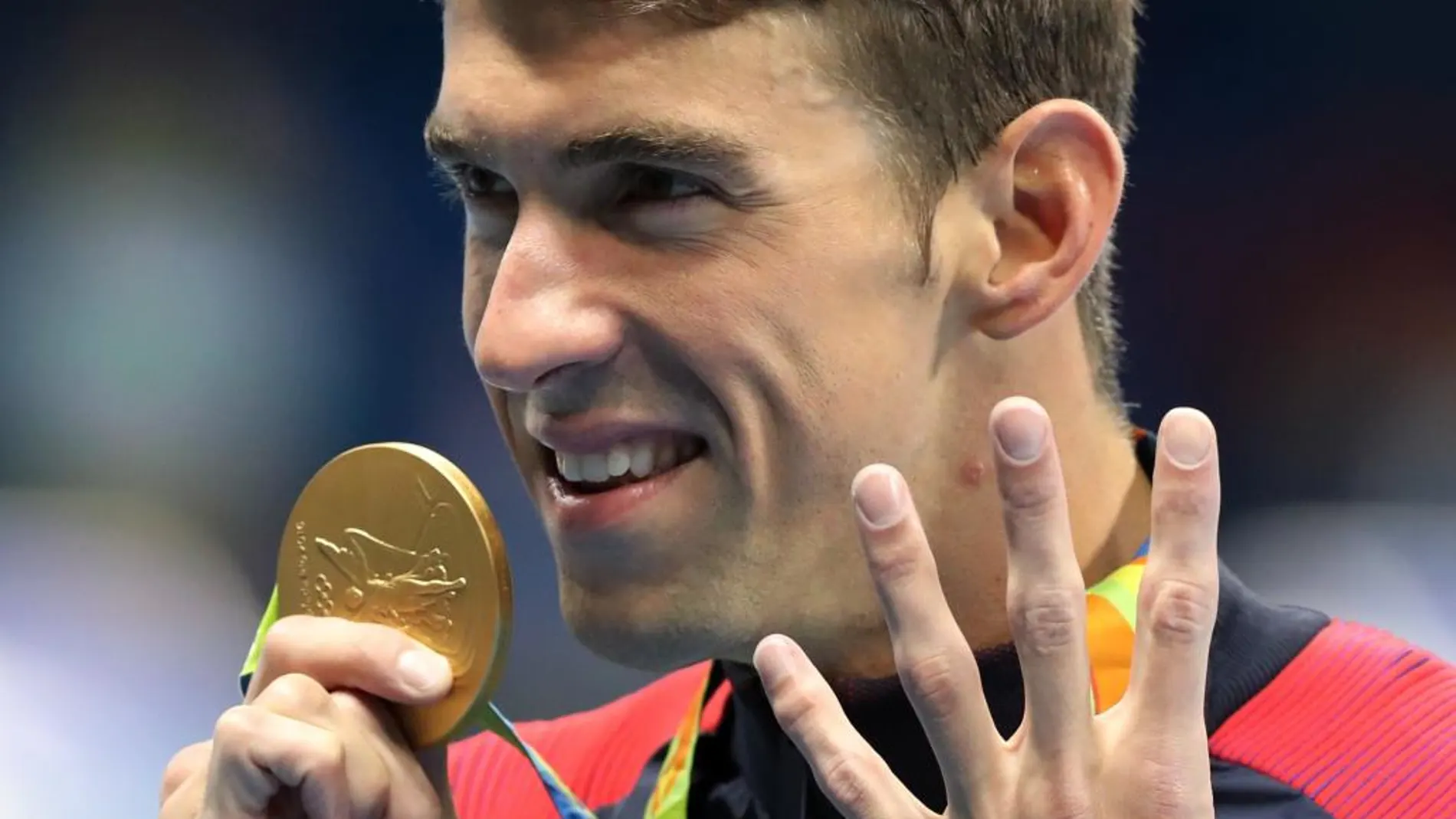 Michael Phelps celebra su oro en 200 metros