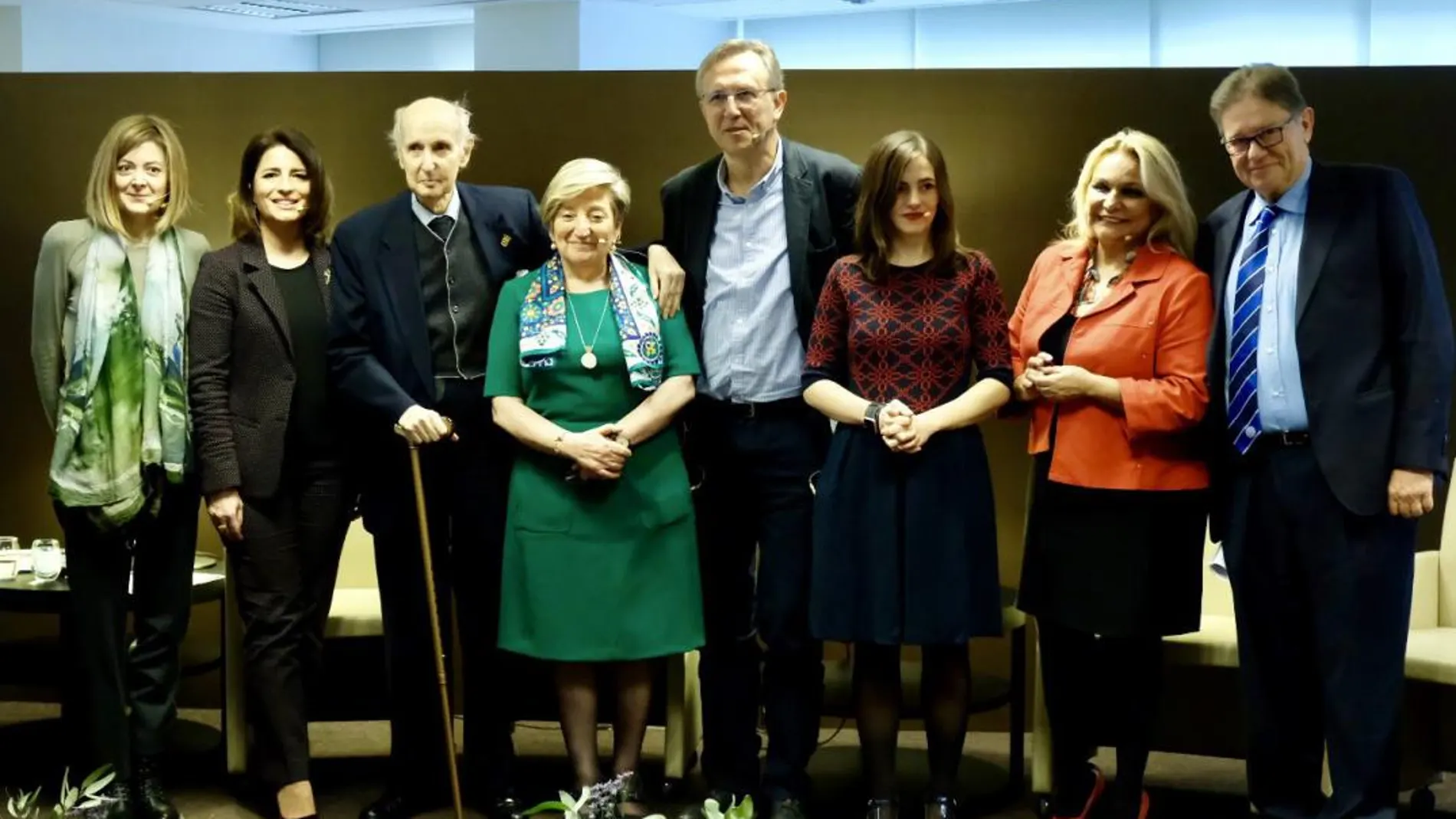 De izquierda a derecha, la periodista Pepa Fernández, Hortensia Roig, Santiago Grisolía, Ana Lluch, Eugenio Coronado, Alicia Asín, Celia Sánchez-Ramos y Javier Quesada, ayer tras el coloquio «Mujer, ciencia y empresa»