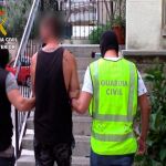 Dos agentes custodian a un detenido en Mallorca, en una imagen de archivo