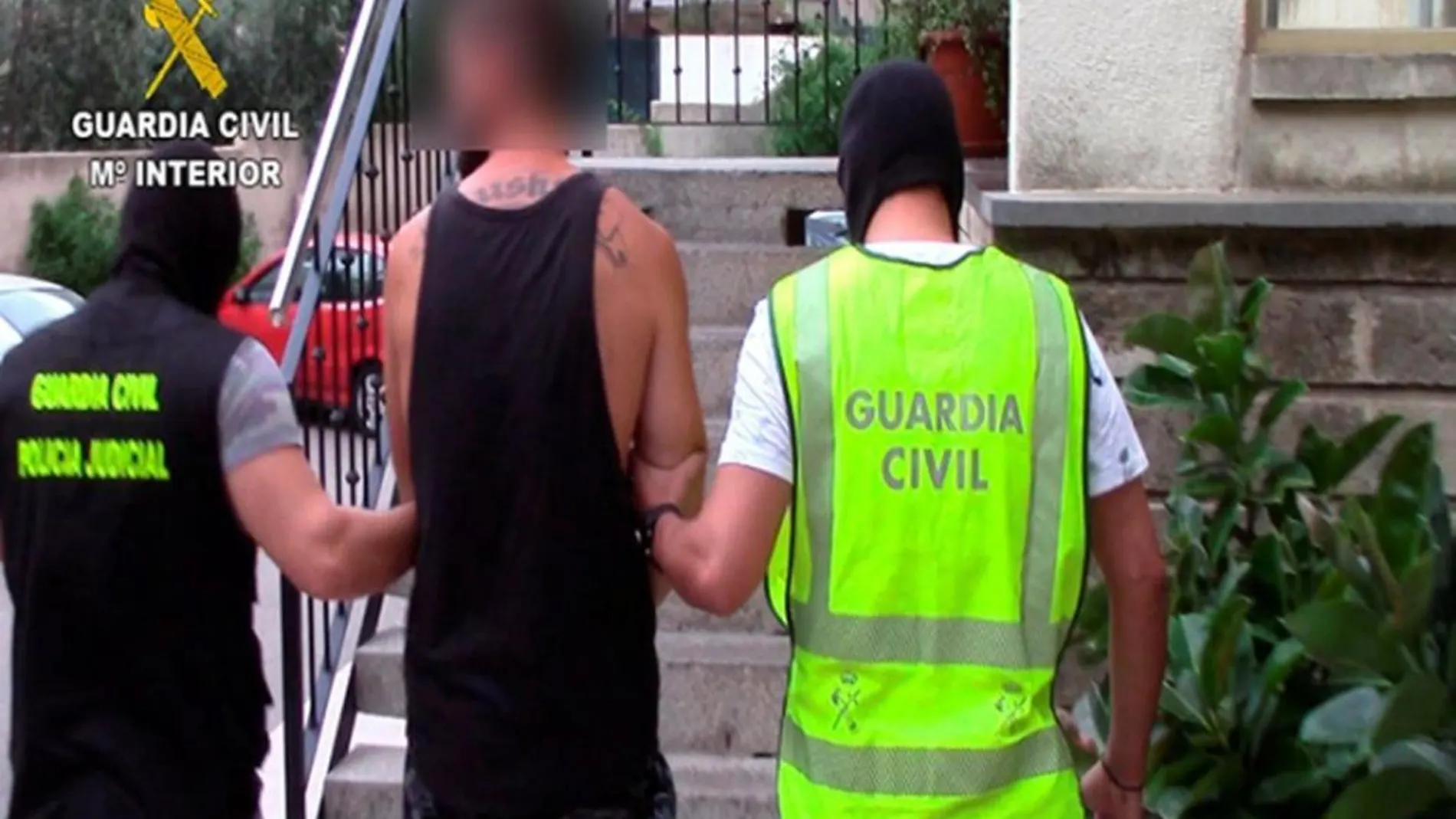 Dos agentes custodian a un detenido en Mallorca, en una imagen de archivo