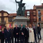Antonio Silván y miembros de la corporación junto a la nueva estatua