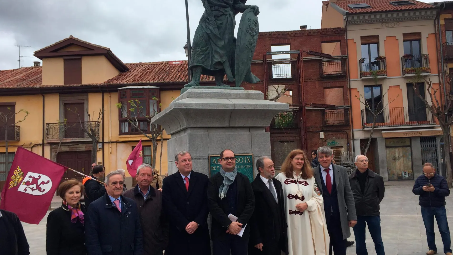 Antonio Silván y miembros de la corporación junto a la nueva estatua