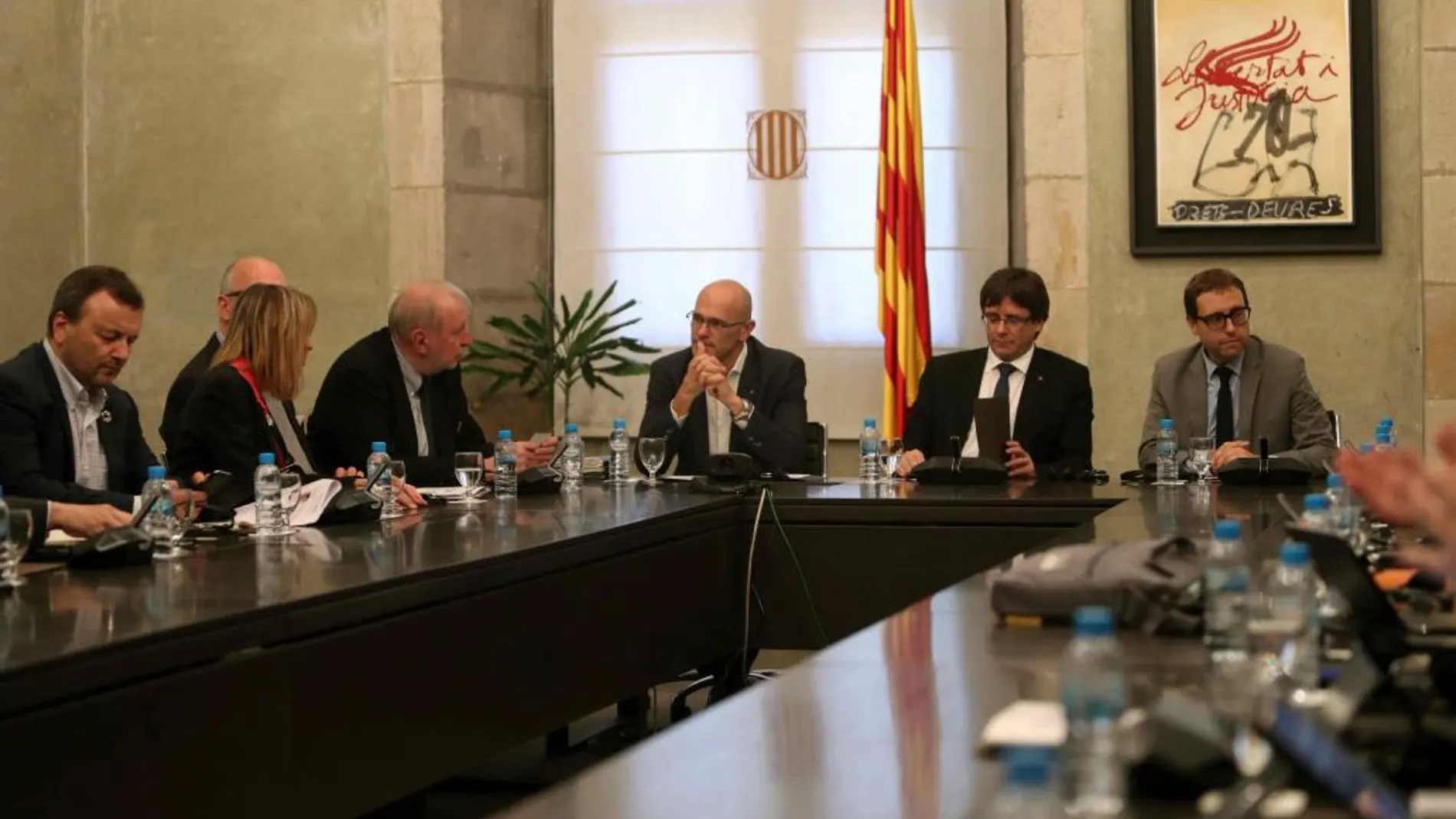 El presidente de la Generalitat, Carles Puigdemont con sus consellers