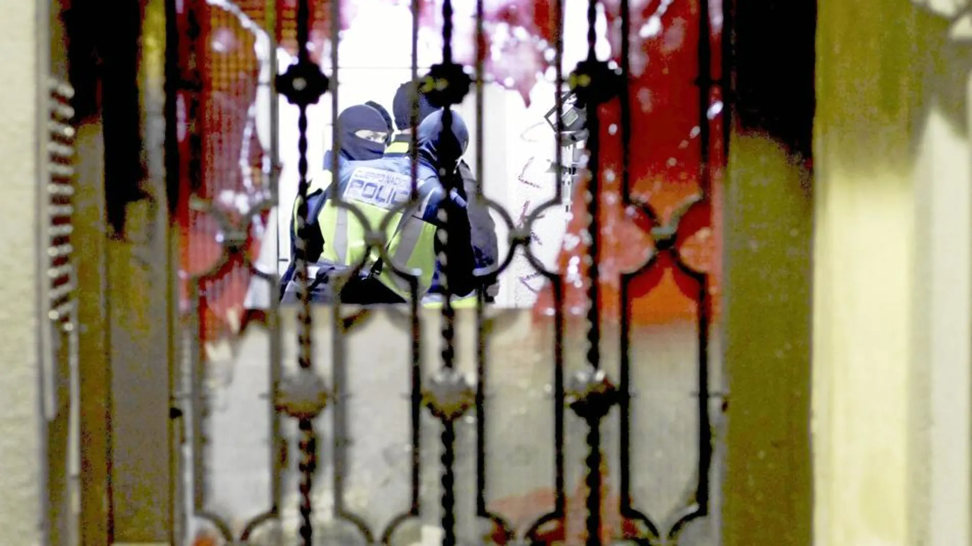 Varios agentes participan en una operación policial en el barrio barcelonés de El Raval