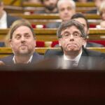 El presidente de la Generalitat, Carles Puigdemont, junto al vicepresidente, Oriol Junqueras, con quien discrepó por el ejército catalán hace una semana.