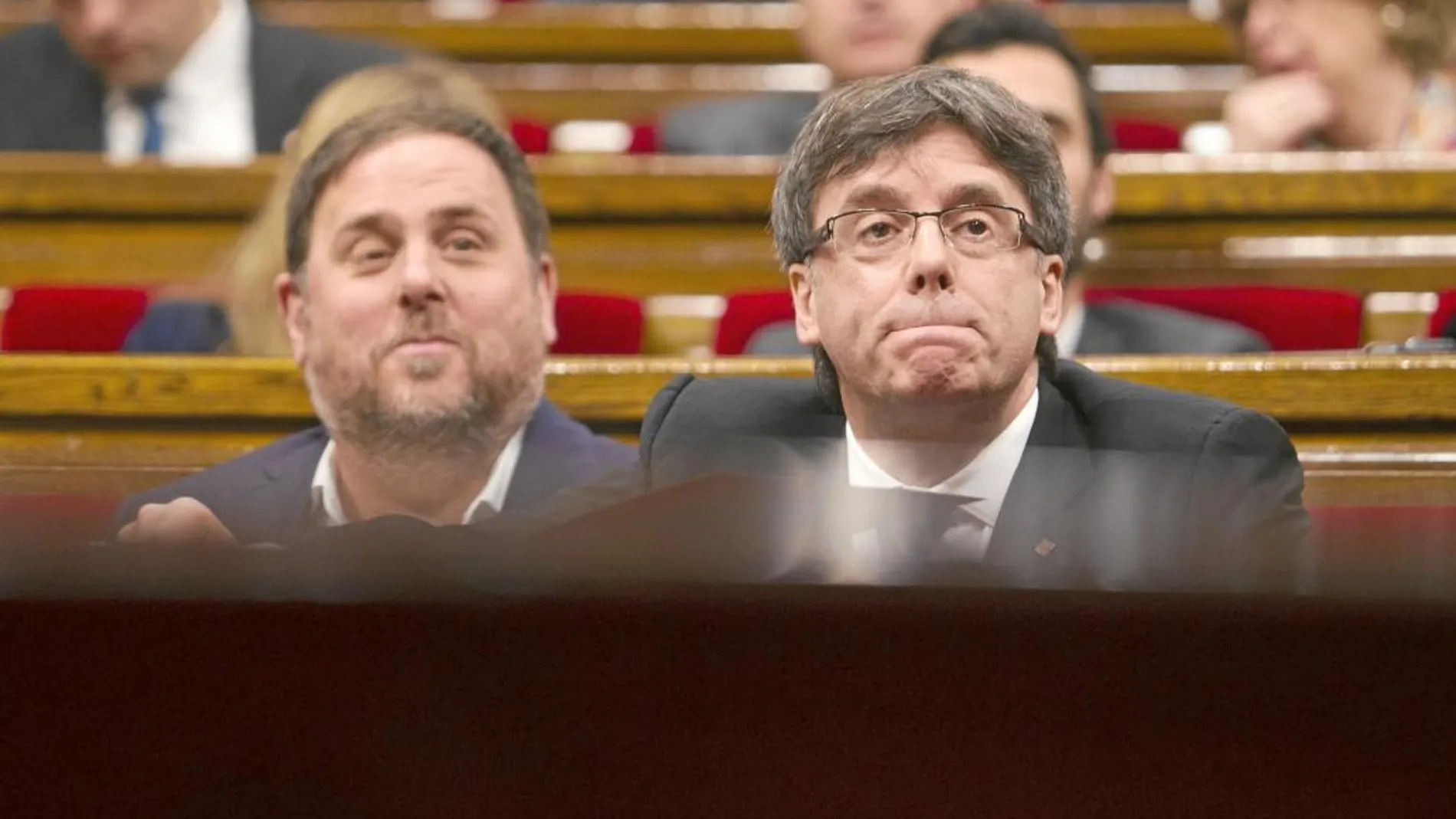 El presidente de la Generalitat, Carles Puigdemont, junto al vicepresidente, Oriol Junqueras, con quien discrepó por el ejército catalán hace una semana.