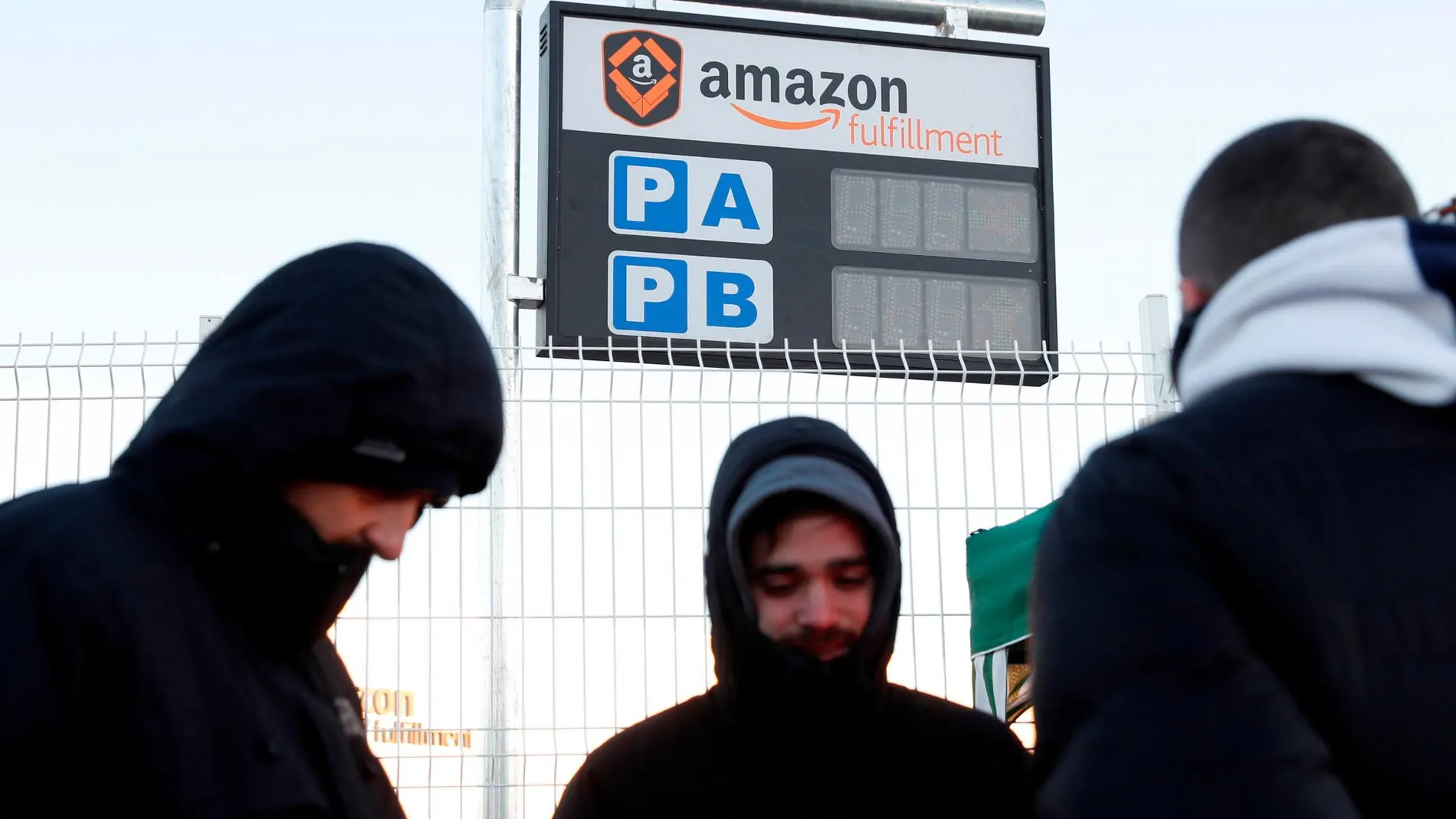 Los sindicatos en Amazon retoman las huelgas en el centro logístico de San Fernando de Henares. EFE/Chema Moya