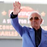 Charles Aznavour en una imagen tomada en Los Ángeles en 2017. REUTERS/Mario Anzuoni/File Photo