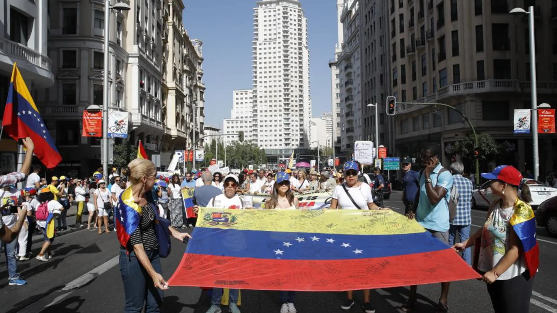 Participantes en la manifestación celebrada hoy en Madrid entre la Plaza de España y Ópera.