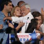 El expresidente de Chile y candidato presidencial de la coalición Chile Vamos, Sebastián Piñera (c-d) abraza a su esposa Cecilia Morel (c-i) tras pronunciar un discurso ante simpatizantes en el hotel Crown Plaza, en Santiago (Chile)