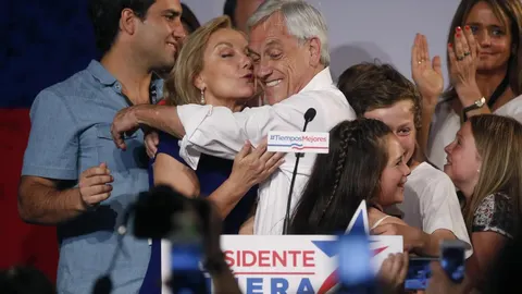 El expresidente de Chile y candidato presidencial de la coalición Chile Vamos, Sebastián Piñera (c-d) abraza a su esposa Cecilia Morel (c-i) tras pronunciar un discurso ante simpatizantes en el hotel Crown Plaza, en Santiago (Chile)