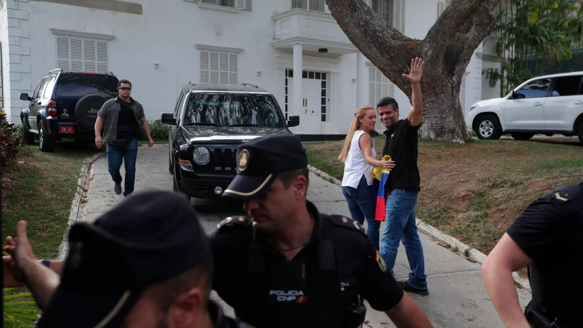 El líder opositor Leopoldo López (d), junto a su esposa, Lilian Tintori, al llegar a la residencia del embajador español en Caracas