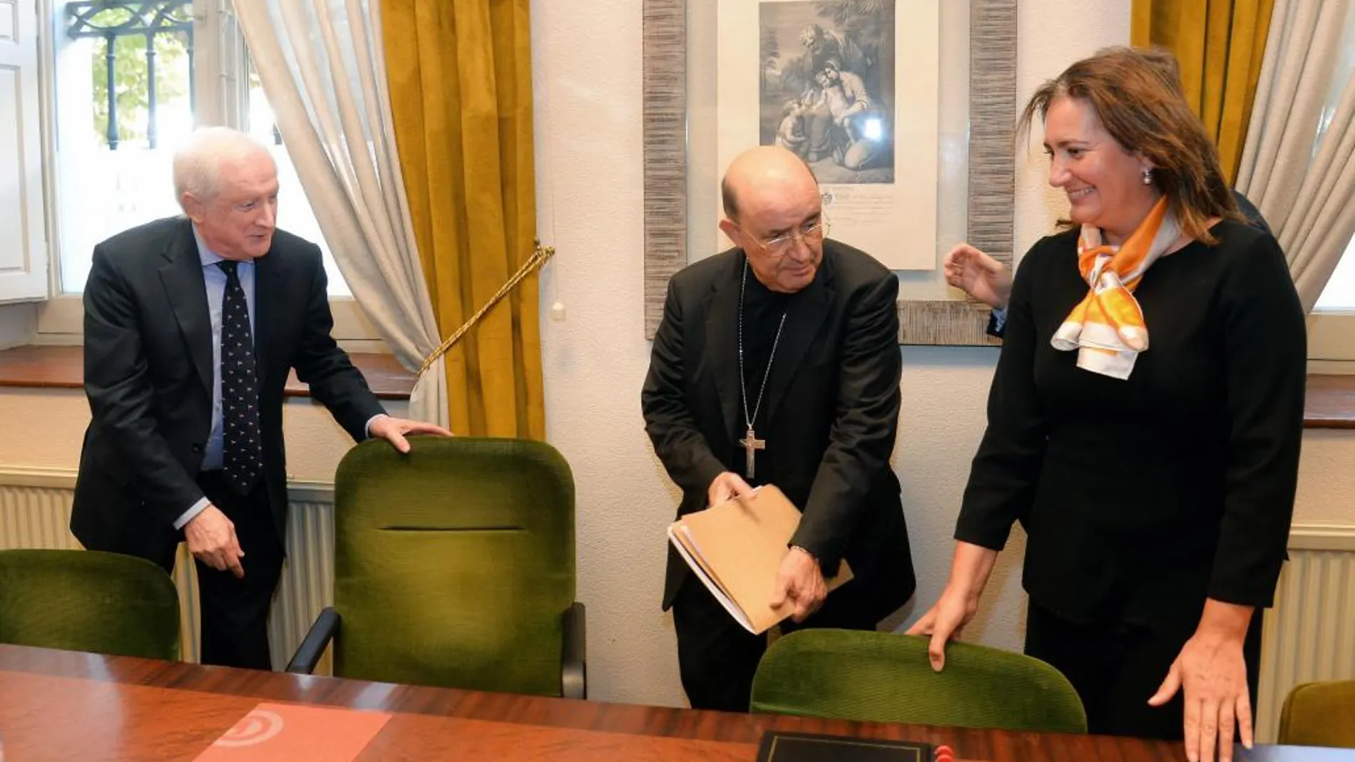 Méndez Pozo, Fidel Hérraez y María Josefa García Cirac en la reunión del Patronato de la Catedral de Burgos