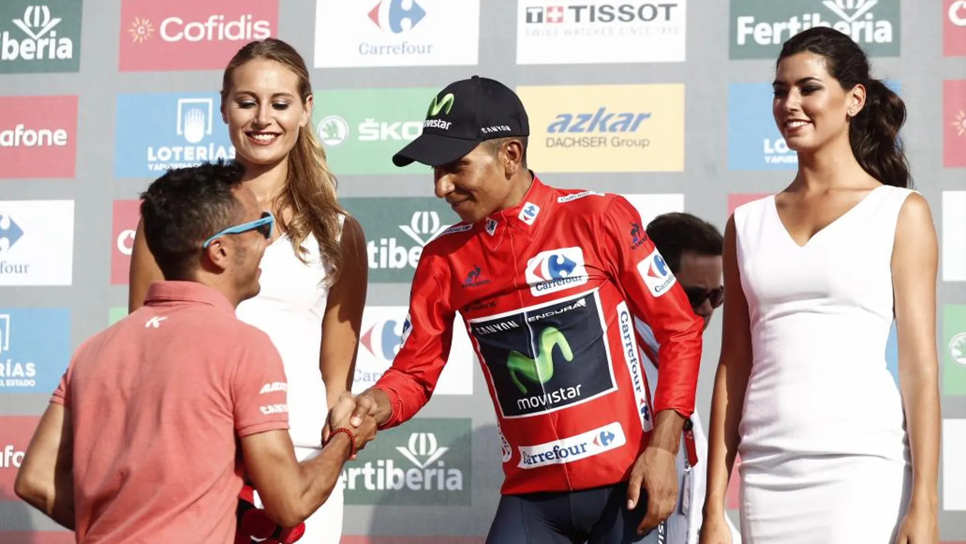 El ciclista colombiano del equipo Movistar, Nairo Quintana, en el podium recibe la mascota de la Vuelta de manos del exciclista Joaquim "Purito"Rodríguez