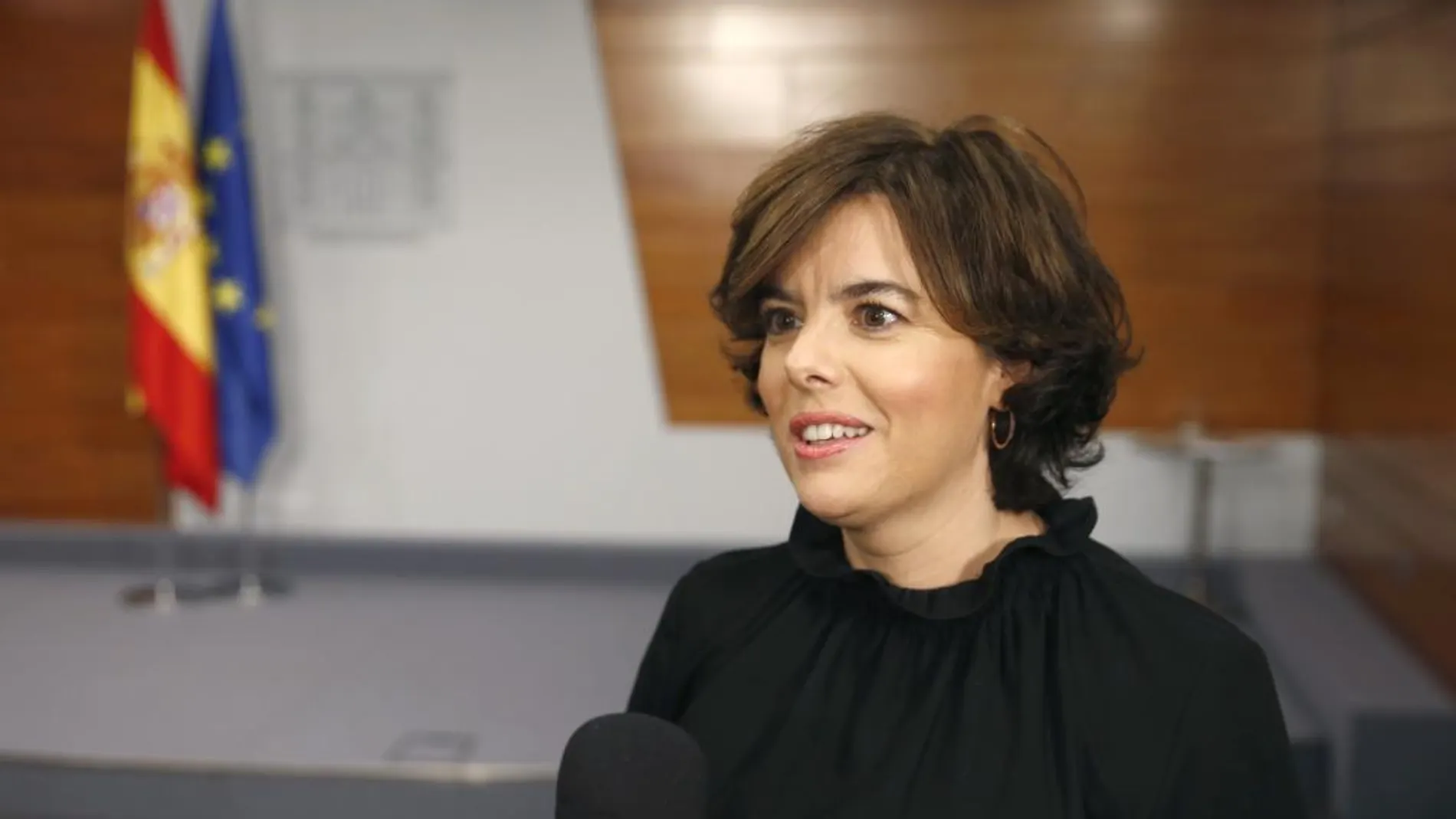Soraya Sáenz de Santamaría, hace unas declaraciones replicando al presidente de la Generalitat de Cataluña