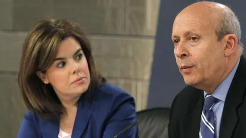 Soraya Sáenz de Santamaría y José Ignacio Wert, durante la rueda de prensa ofrecida tras la reunión del Consejo de Ministros
